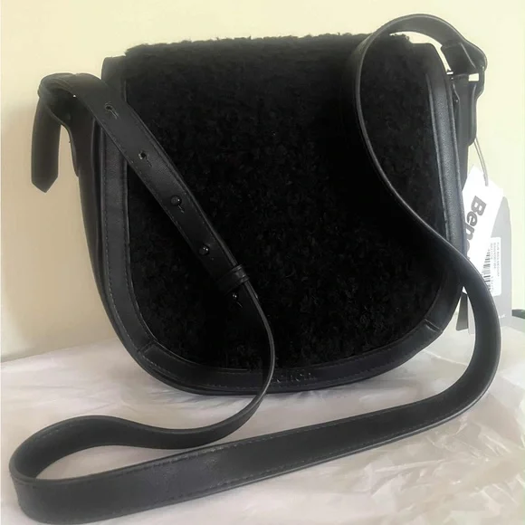 Bench Elegant Black Crossbody Bag - Picture 2 of 8